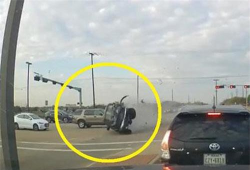 CLIP HOT (22/3): Ôtô ‘san tô’ trên đường do vượt đèn đỏ, chú gà nửa trống nửa mái ở An Giang