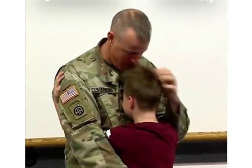 Clip: Rơi nước mắt chứng kiến cuộc hội ngộ của 2 cha con trên sàn đấu võ