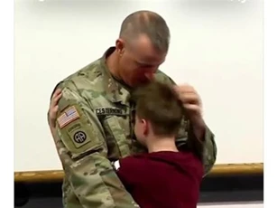 Clip: Rơi nước mắt chứng kiến cuộc hội ngộ của 2 cha con trên sàn đấu võ