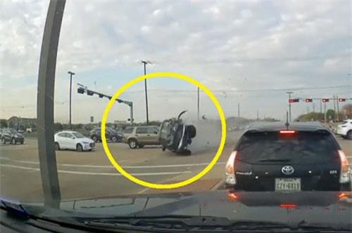 CLIP: Vượt đèn đỏ với ‘tốc độ bàn thờ’, ôtô lăn lộn trên đường