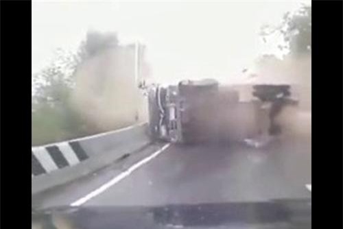 Clip: Xe tải vào cua gấp, lật ngửa đè bẹp người đi đường