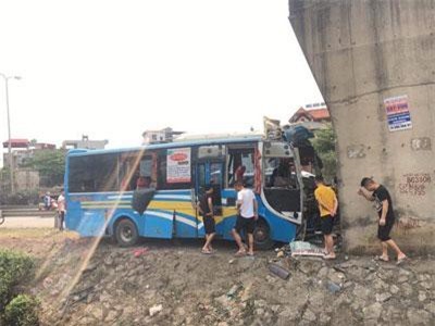 Xe khách lao vào chân cầu vượt trên quốc lộ 5 làm 12 người bị thương