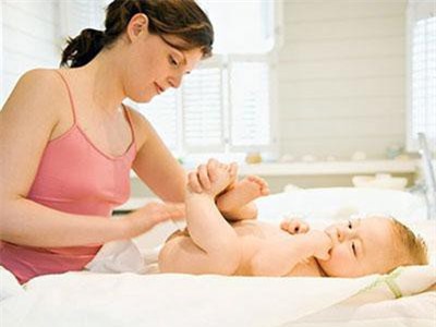 Massage cho trẻ sơ sinh - nên hay không?