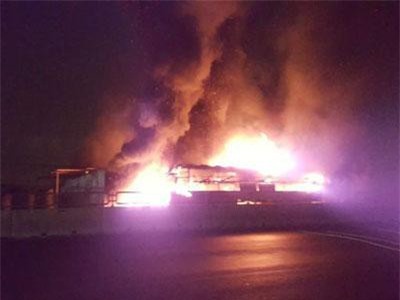 CLIP: Xe cháy dữ dội lan sang cả nhà dân, 50 hành khách bung cửa tháo chạy