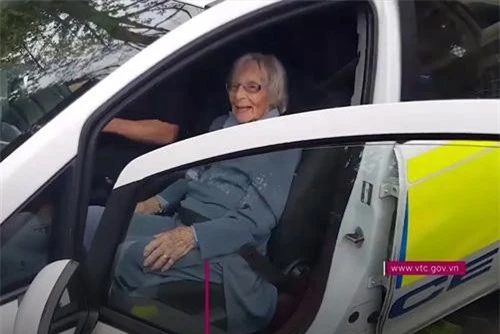 Cụ bà 104 tuổi háo hức khi bị cảnh sát 'bắt giữ'.