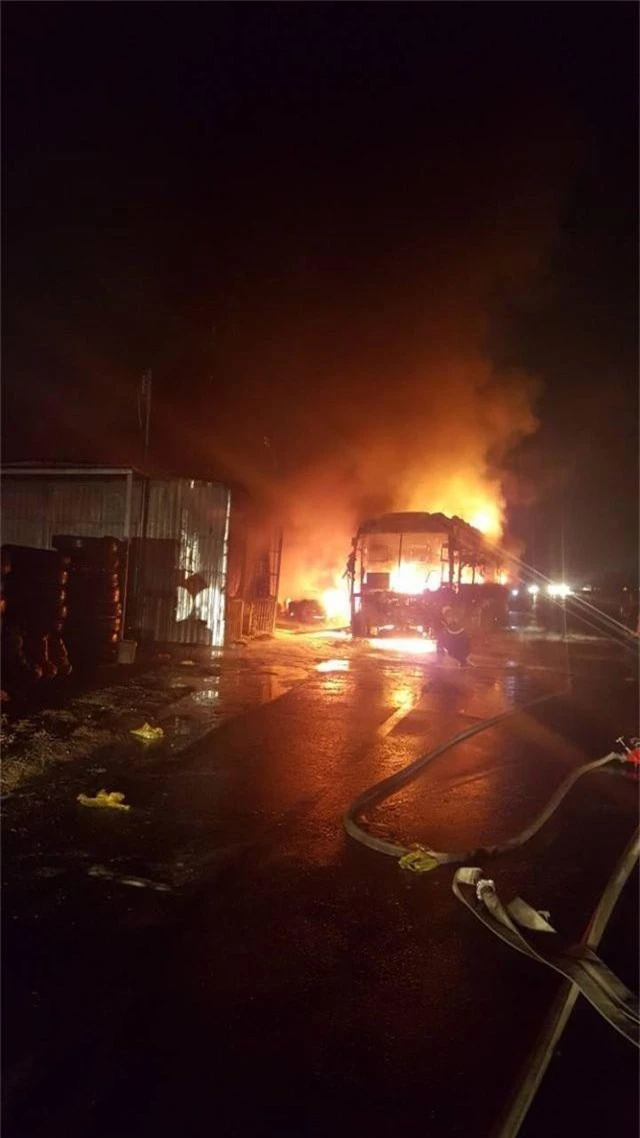 Xe cháy dữ dội lan sang cả nhà dân, 50 hành khách bung cửa tháo chạy - 1