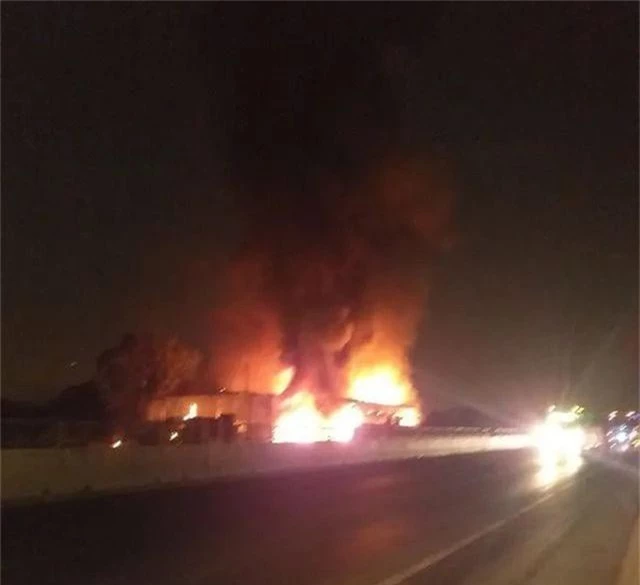 Xe cháy dữ dội lan sang cả nhà dân, 50 hành khách bung cửa tháo chạy - 3