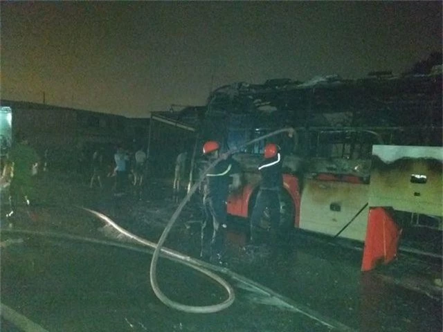 Xe cháy dữ dội lan sang cả nhà dân, 50 hành khách bung cửa tháo chạy - 5