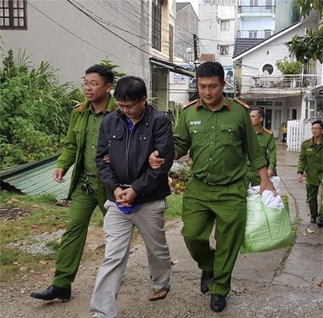 Bắt nguyên phó giám đốc ngân hàng nghi lừa đảo chiếm đoạt tài sản - 1