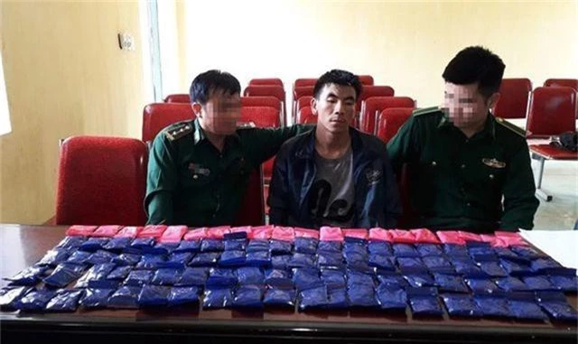 Bắt đối tượng người Lào mang 20.000 viên ma túy vào Việt Nam - 1