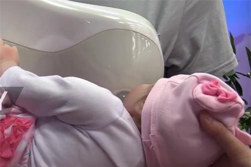 Clip: Ngực giả thông minh giúp bố cho con ti sữa thay mẹ