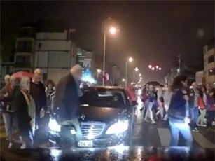 CLIP: Tranh đường của người đi bộ - Lái xe có biết ngượng?