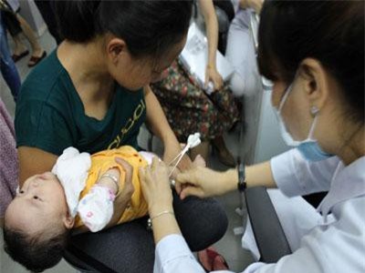 Mẹ không chích ngừa, con vừa chào đời nguy kịch vì uốn ván