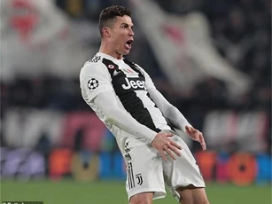 Ăn mừng bậy bạ, Ronaldo thoát án phạt nặng từ UEFA