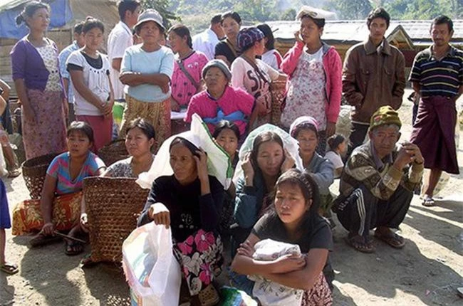 Người dân chờ phát khẩu phần ăn tại một trại tị nạn ở Laiza, Đông Bắc Myanmar. (Ảnh: AP)