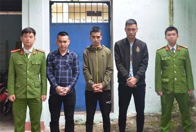 Các đối tượng cho vay nặng lãi vừa bị Công an thị xã Thái Hòa bắt giữ.