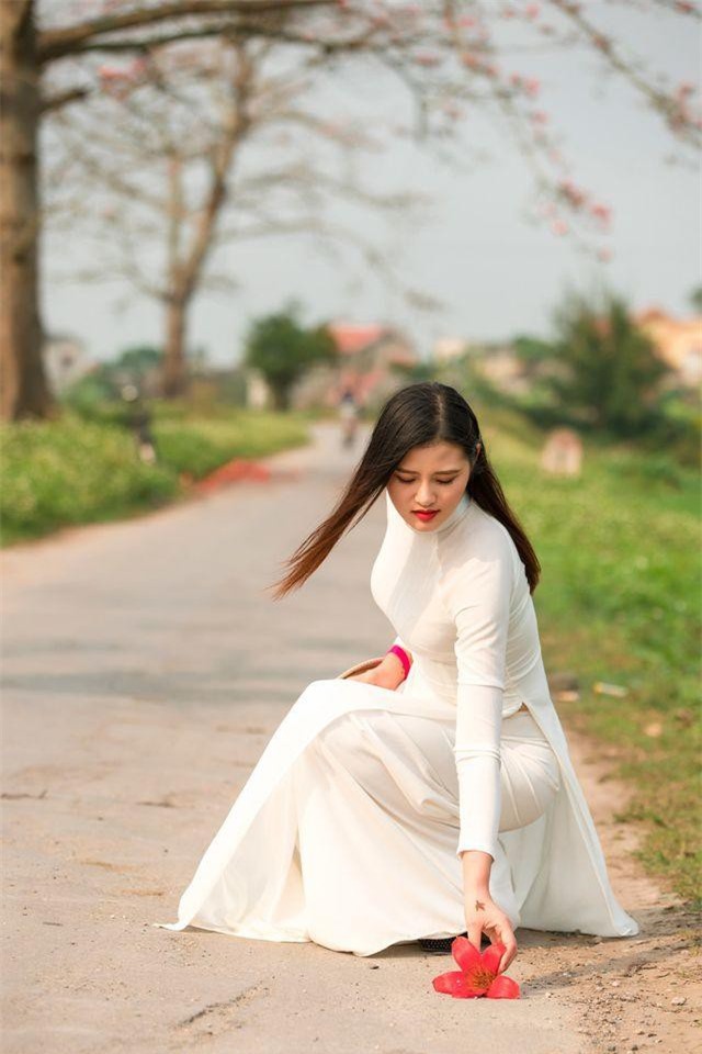 Thiếu nữ 9x nhớ về tuổi thơ ngập màu đỏ hoa gạo