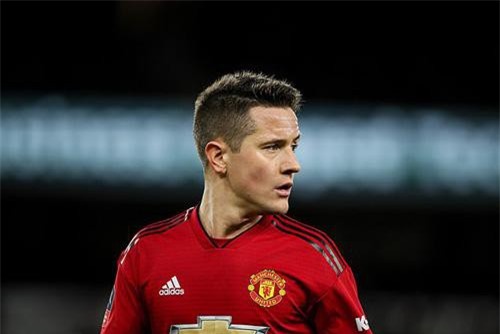 Từ chối bịch tiền của PSG, Herrera một lòng với M.U