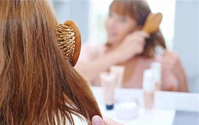 6 nguyên nhân không ngờ đến khiến mái tóc ngày càng khô xơ, hư tổn nghiêm trọng - Ảnh 2.