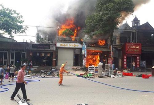 Hà Tĩnh: Cháy lớn, người dân ném hàng trăm chai nước cứu hỏa