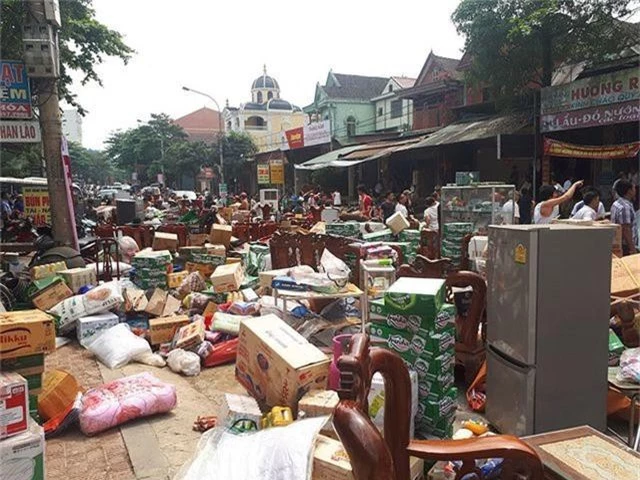 Lửa bao trùm nhiều căn nhà, người dân ném hàng trăm chai nước cứu hỏa - 3