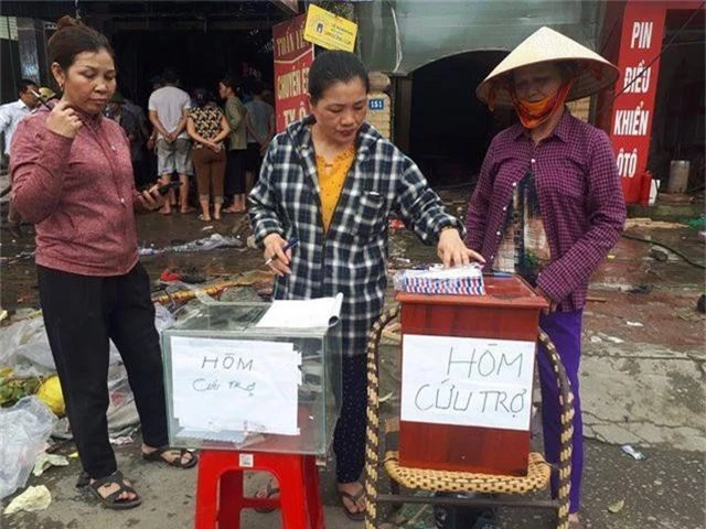 Lửa bao trùm nhiều căn nhà, người dân ném hàng trăm chai nước cứu hỏa - 8