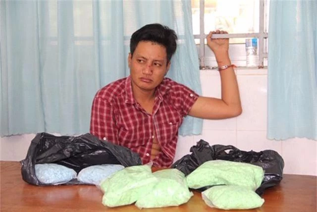 Bắt đối tượng đang vận chuyển 4,3kg ma túy từ Campuchia về Việt Nam - 1