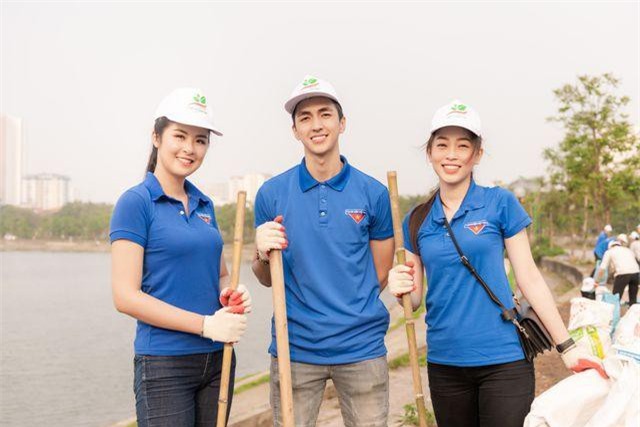 Á hậu Phương Nga và bạn trai Bình An tình tứ chăm sóc cho nhau