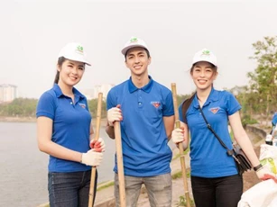 Á hậu Phương Nga và bạn trai Bình An tình tứ chăm sóc cho nhau