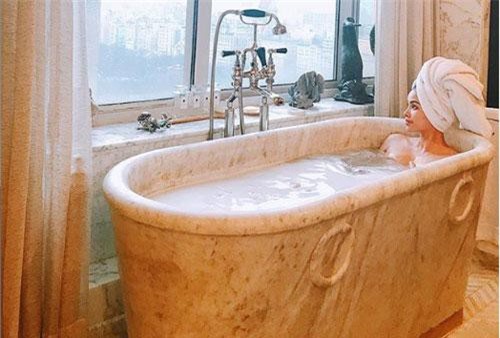 Phạm Hương khoe ảnh trong bồn tắm sau loạt hình "thả thính" thân hình thon gọn giữa tin đồn sinh con tại Mỹ