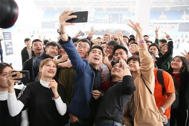 Galaxy S10 bán chạy gấp đôi Galaxy S9, thiết lập kỷ lục mới tại Việt Nam