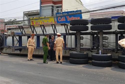 Đồng Tháp: Rơ-moóc xe đầu kéo lật nghiêng, đè bẹp 2 người đi xe máy