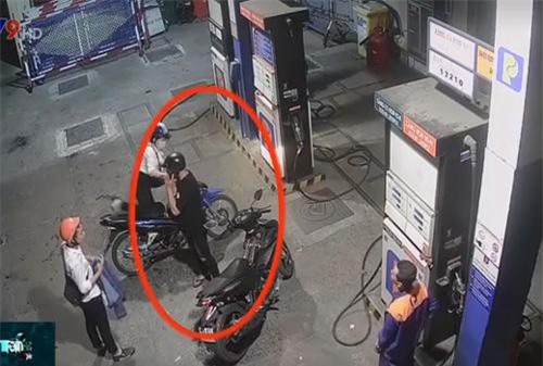 TP.HCM: Nhắc khách không nghe điện thoại, nhân viên cây xăng bị đâm trọng thương
