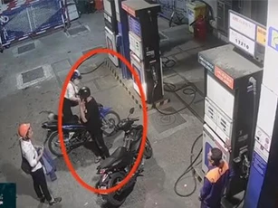 TP.HCM: Nhắc khách không nghe điện thoại, nhân viên cây xăng bị đâm trọng thương