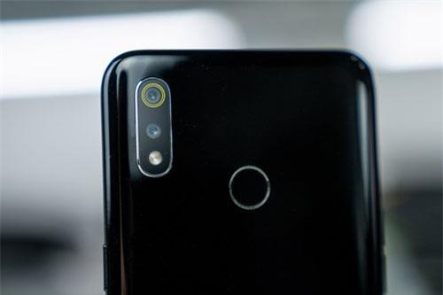 Trên tay smartphone camera kép, RAM 4 GB, pin 4.230 mAh sắp ra mắt ở Việt Nam