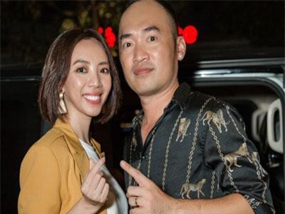 Thu Trang - Tiến Luật liên tục công khai thể hiện tình cảm giữa sự kiện đông đúc