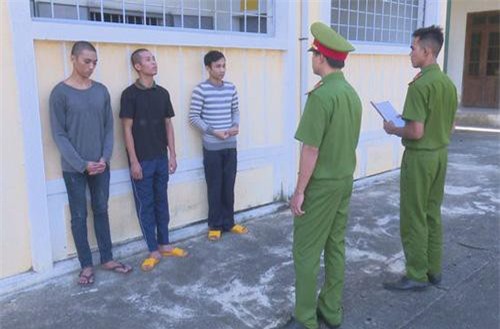 Đắk Lắk: Bắt 3 đối tượng cắt mái tôn trộm hàng chục điện thoại