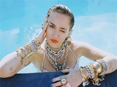 Miley Cyrus bốc lửa với áo tắm