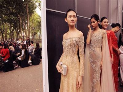 'Nguyệt thảo mai', Hoa hậu Phí Linh cùng nghệ sĩ quốc tế dự Tuần lễ Thời trang Việt Nam