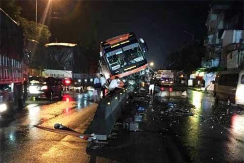 Tài xế buồn ngủ khiến xe khách nằm chênh vênh trên dải phân cách