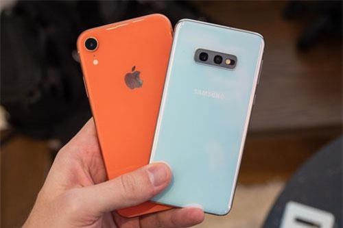 So sánh Samsung Galaxy S10e với iPhone XR