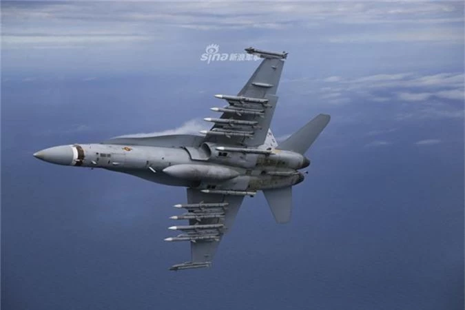 F/A-18C/D My khoe kha nang mang cung luc 12 ten lua cuc “khung“