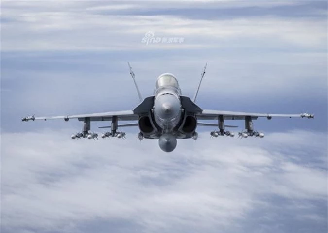F/A-18C/D My khoe kha nang mang cung luc 12 ten lua cuc “khung“-Hinh-3