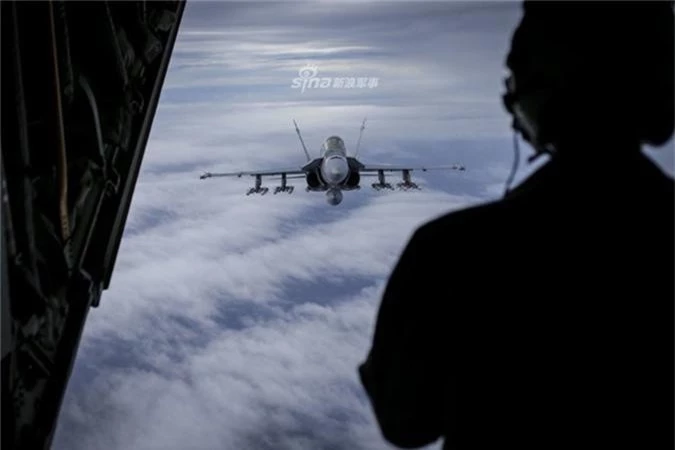 F/A-18C/D My khoe kha nang mang cung luc 12 ten lua cuc “khung“-Hinh-4