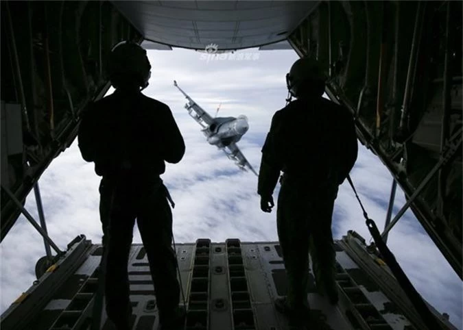 F/A-18C/D My khoe kha nang mang cung luc 12 ten lua cuc “khung“-Hinh-5