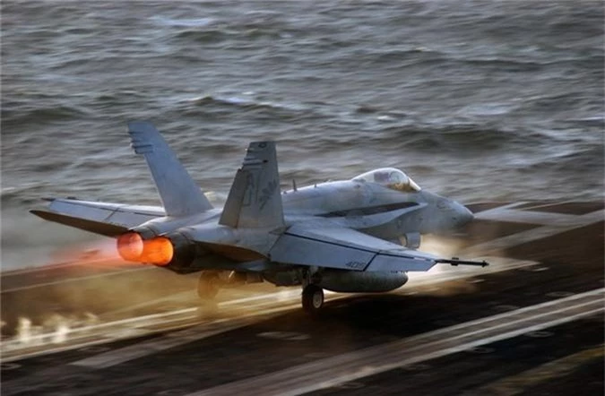 F/A-18C/D My khoe kha nang mang cung luc 12 ten lua cuc “khung“-Hinh-8