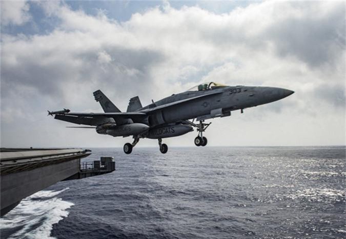 F/A-18C/D Mỹ khoe khả năng mang cùng lúc 12 tên lửa cực “khủng“ - Hình 9 F/A-18C/D My khoe kha nang mang cung luc 12 ten lua cuc “khung“-Hinh-9