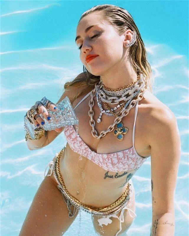 Miley Cyrus bốc lửa với áo tắm - 12