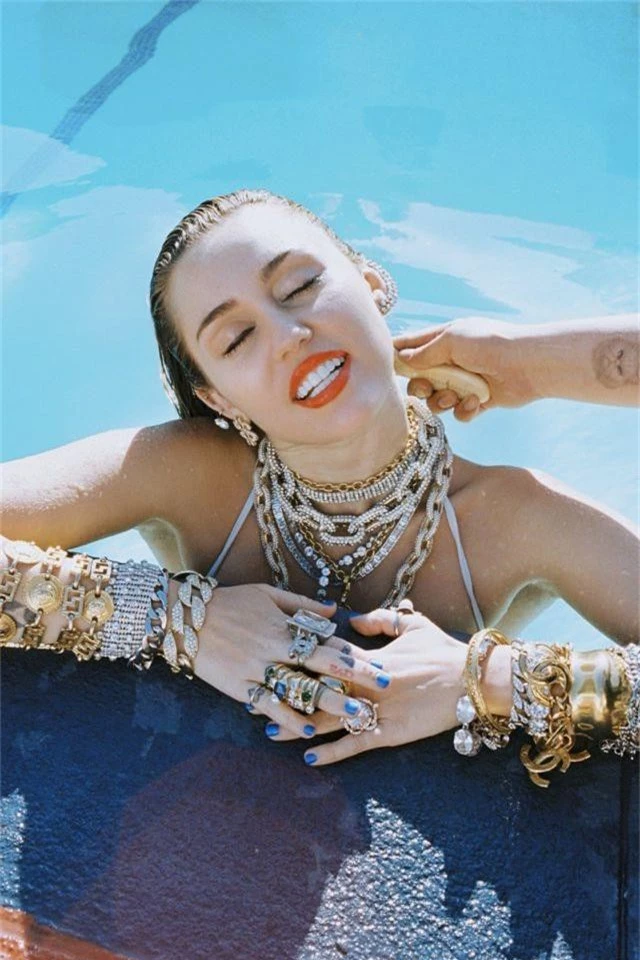 Miley Cyrus bốc lửa với áo tắm - 4