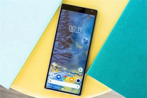 Xperia 10 Plus sử dụng màn hình IPS 6,5 inch, độ phân giải Full HD Plus (2.520x1.080 pixel), mật độ điểm ảnh 422 ppi. Màn hình này được chia theo tỷ lệ 21:9, bảo vệ bởi kính cường lực Corning Gorilla Glass 5.